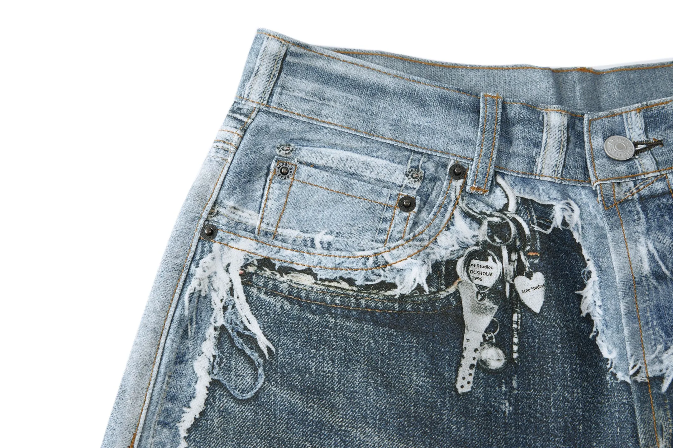 ACN trompe l'oeil print Series denim trousers. Fabric: Made of 12oz 10*7 twill denim pure cotton. Accessories: Buttons are made of electroplated distressed hardware buttons. Technology: Printing adopts 3D direct injection technology, with multiple color combinations to highly restore the original 1:1 effect. Craftsmanship: Chaoyi fried color, 20 pieces per tank customized with the same color and distressed craftsmanship. Techniques: Garment washing, color frying, fixed version, color fixation to add touch, etc. This pair of jeans is made of dyeable cotton Canvas, with a brushed surface and embellished with seasonal trompe-l'oeil prints. The jeans have a relaxed fit with a mid-low rise, wide legs and five-pocket styling with a button fly. Each piece is unique due to the dyeing process. Accessories: Customized 1:1 washed plain label Accessories: Customized 1:1 electroplated buttons Process: Customized 1:1 illusion printing Size: S-M-L-X Color: Washed blue Style number: 8886602